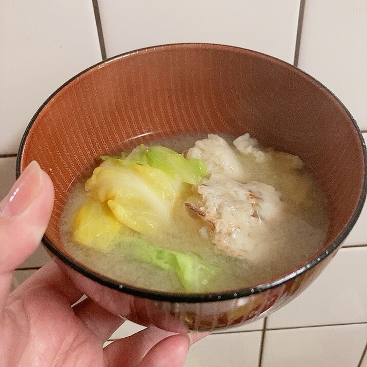 本だしで決まる!春キャベツとすり身の味噌汁